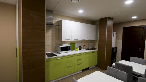 cocina moderna compartida con área de comedor