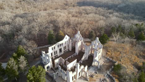 edificio destruido ruinas del castillo en el parque estatal de missouri, drone aéreo