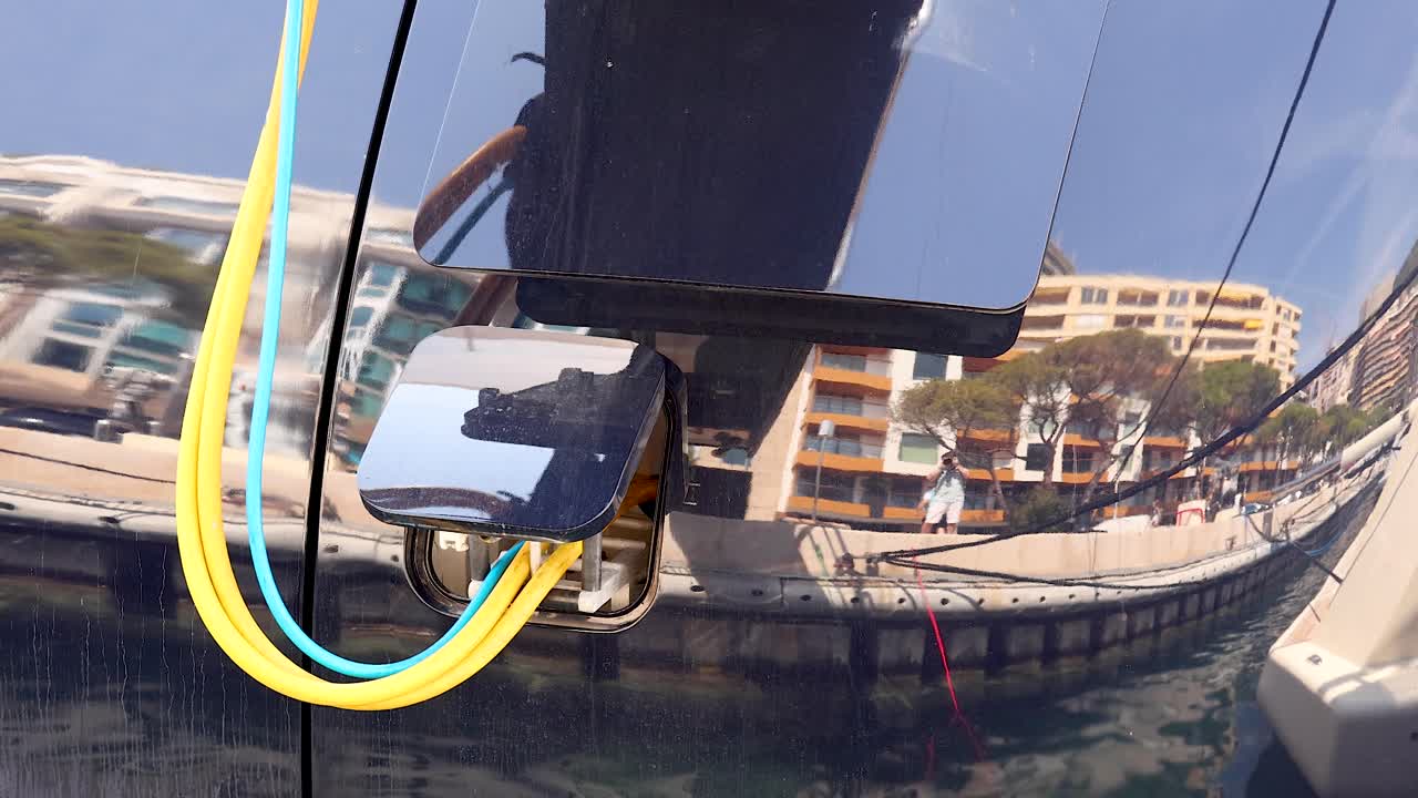 모나코의 몬테카를로 항구에서 보트 충전