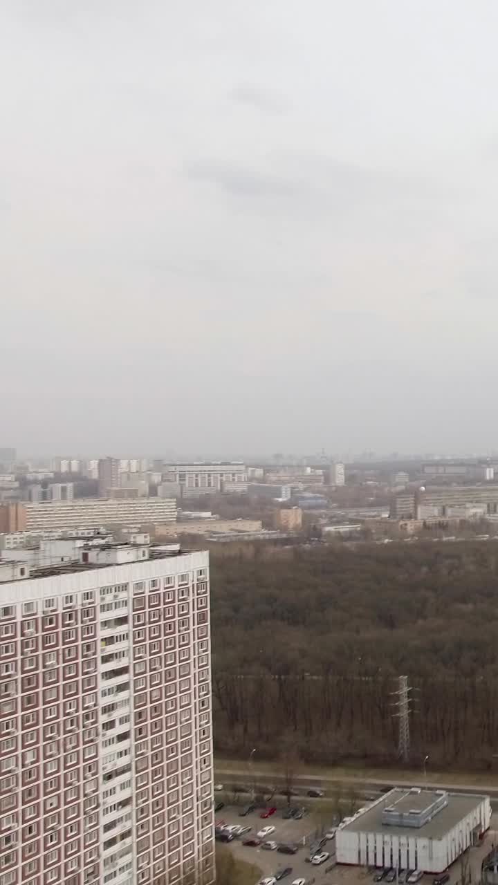 Vista cenital de un paisaje urbano con edificios residenciales y un parque