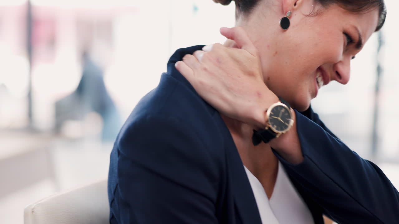 mujer de negocios, portátil y dolor de cuello en el estrés