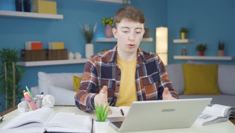 el estudiante que no puede hacer lo que quiere en la computadora está estresado.