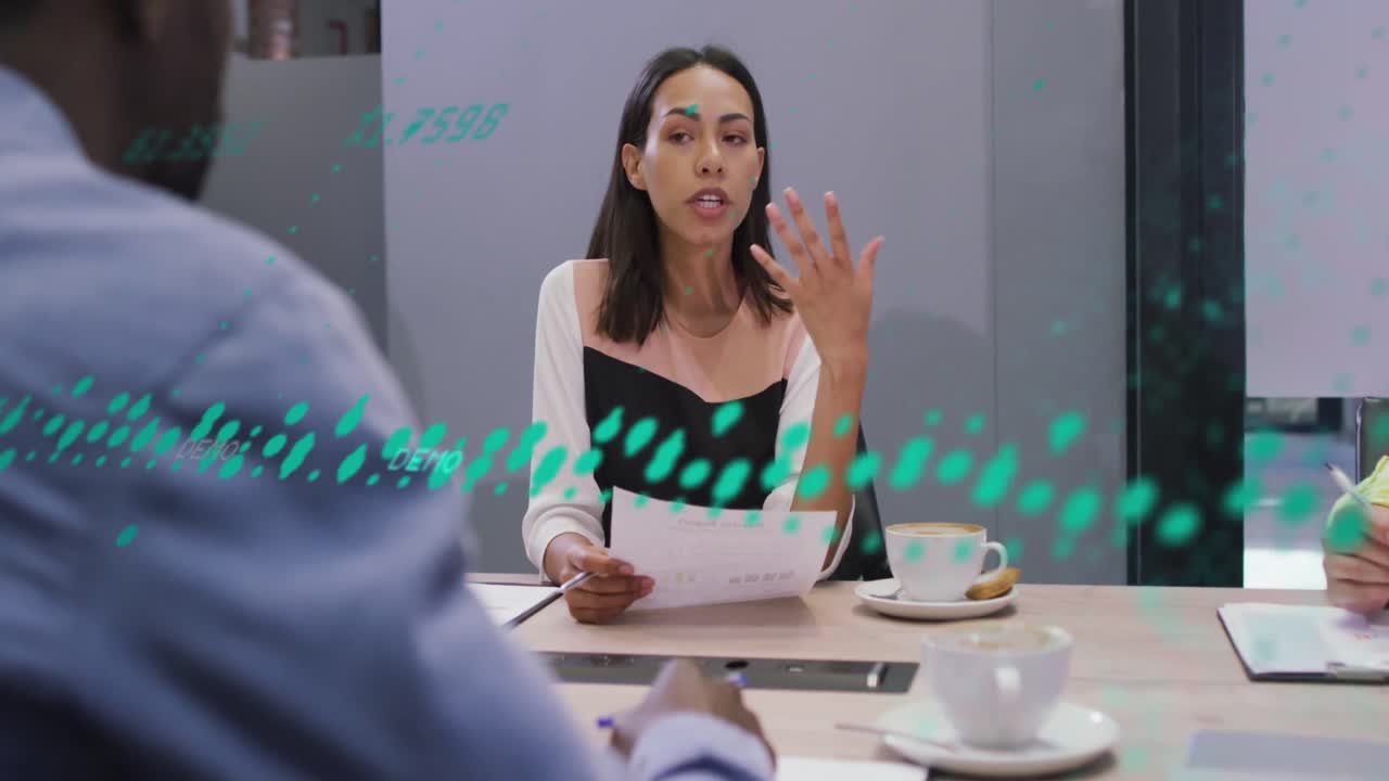 animación del procesamiento de datos sobre diversas personas de negocios en la oficina