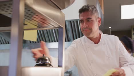 cocineros trabajando en la cocina