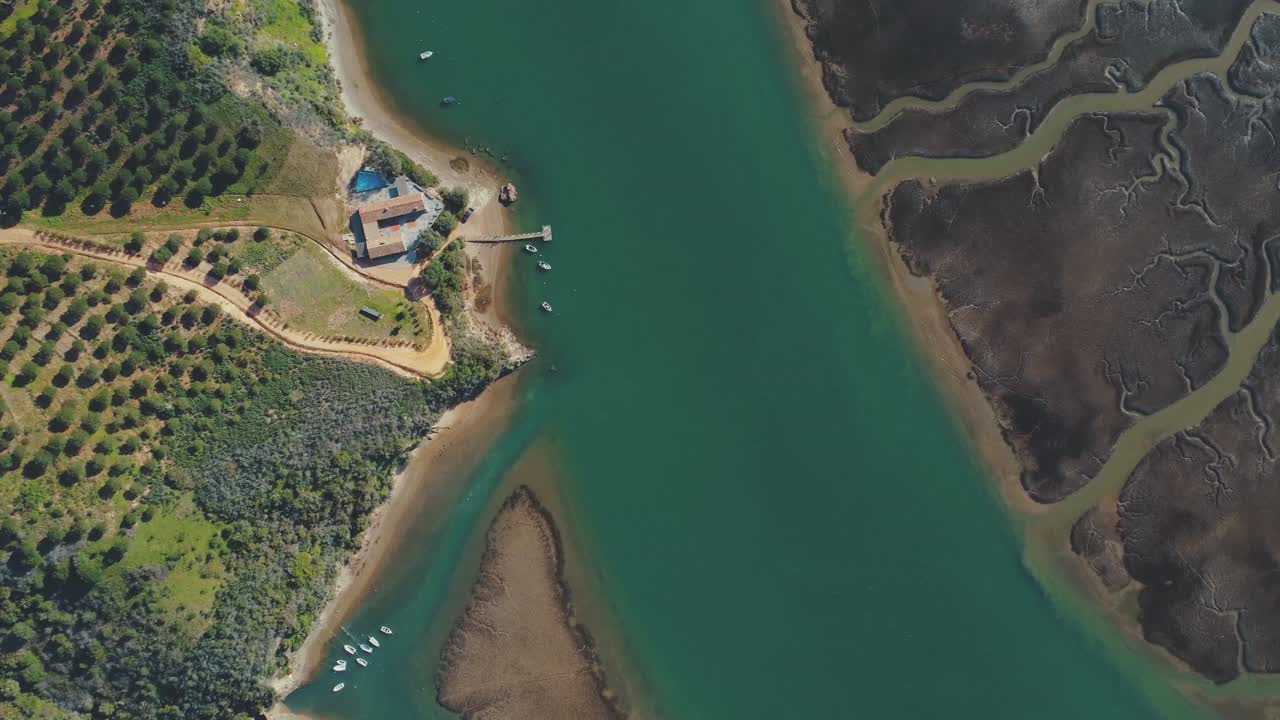 강 습지대 건너편 강에 있는 하향식 공중 부두