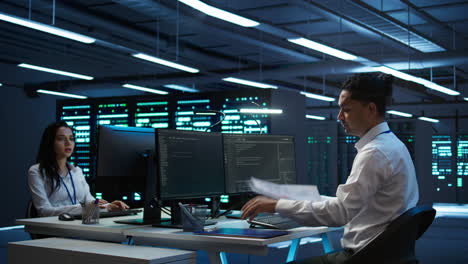 administrador del sistema en el centro de datos manteniendo el papeleo exacto del hardware