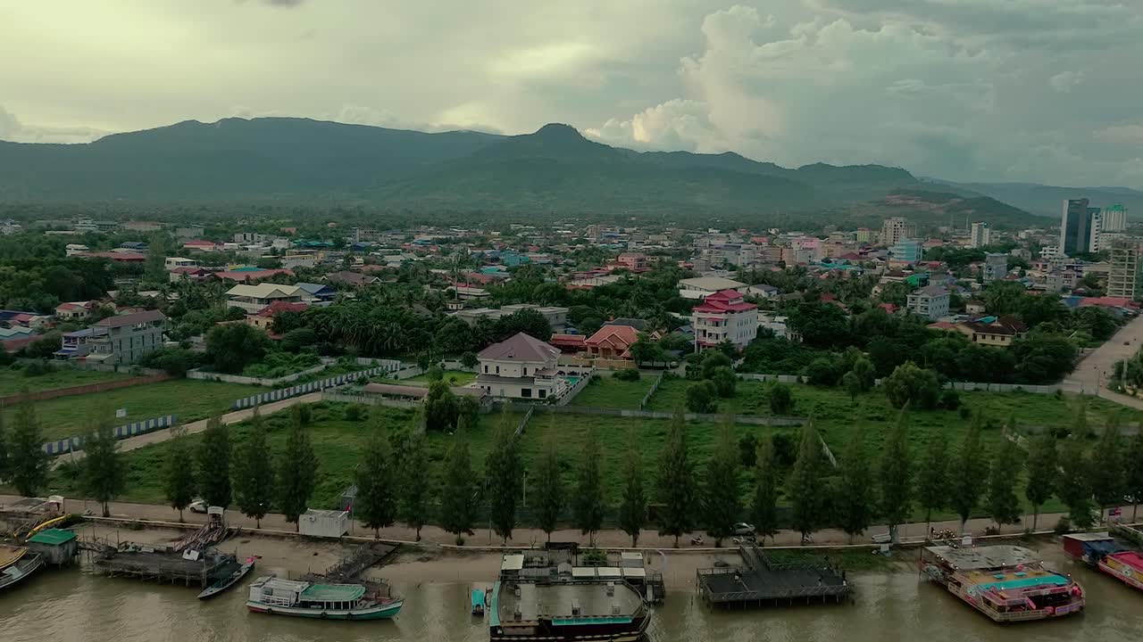 vista de aviones no tripulados de barcos fluviales y edificios en la provincia de kampot, camboya