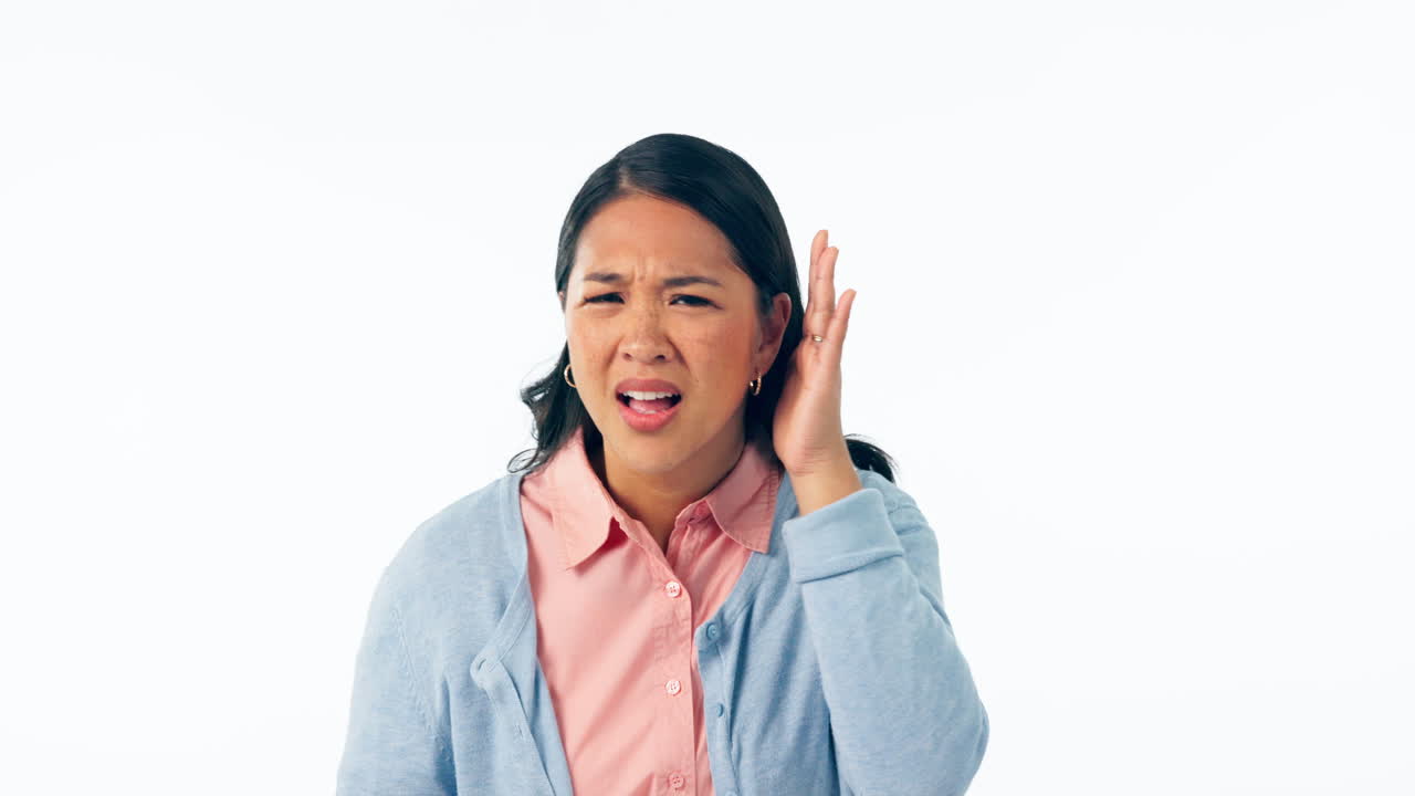 cara, sordo y mujer en el estudio con la mano en la oreja