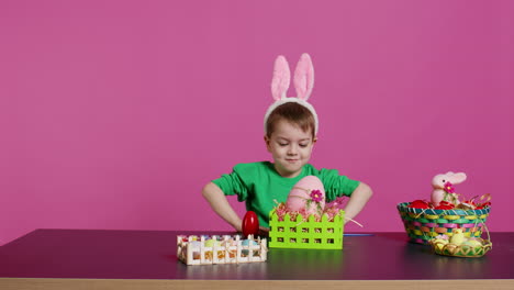 Niño-Sonriente-Alegre-Decorando-Cestas-Y-Arreglos-Para-El-Domingo-De-Pascua