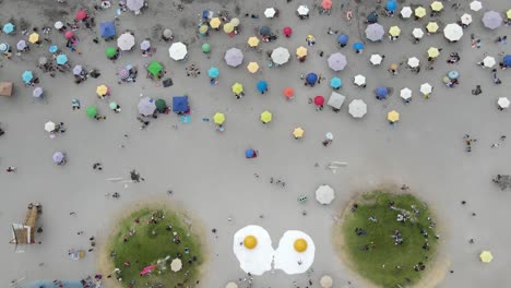 Vista-Aérea-De-Drones-De-Arriba-Hacia-Abajo-Del-Arte-Urbano-Y-La-Gente-En-La-Línea-De-La-Costa-Del-Pacífico-Durante-El-Verano