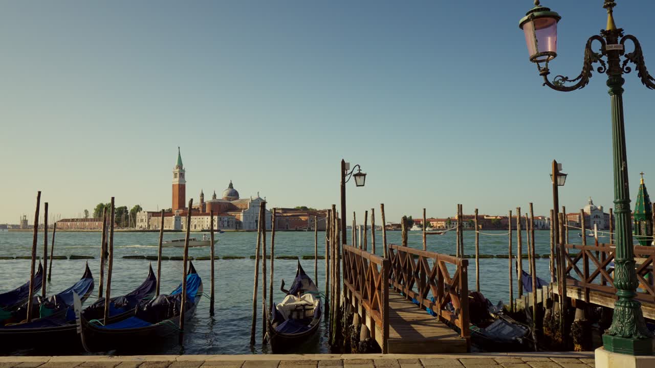 Gondole, tipiche imbarcazioni veneziane, che si muovono sull'acqua nella laguna vicino alla piazza principale