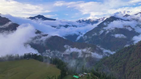 toma de drones de un valle nublado de sainj en himachal pradesh cerca de manali, kasol-3