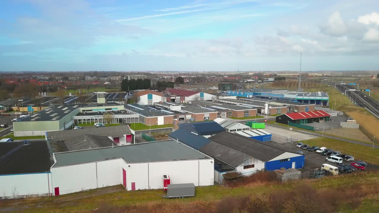 la ciudad histórica de middelburg con en primer plano un canal y una zona industrial