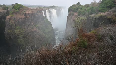 Atracción-Turística-De-Las-Cataratas-Victoria,-De-Izquierda-A-Derecha-De-La-Cascada-Y-El-Cañón-Completos