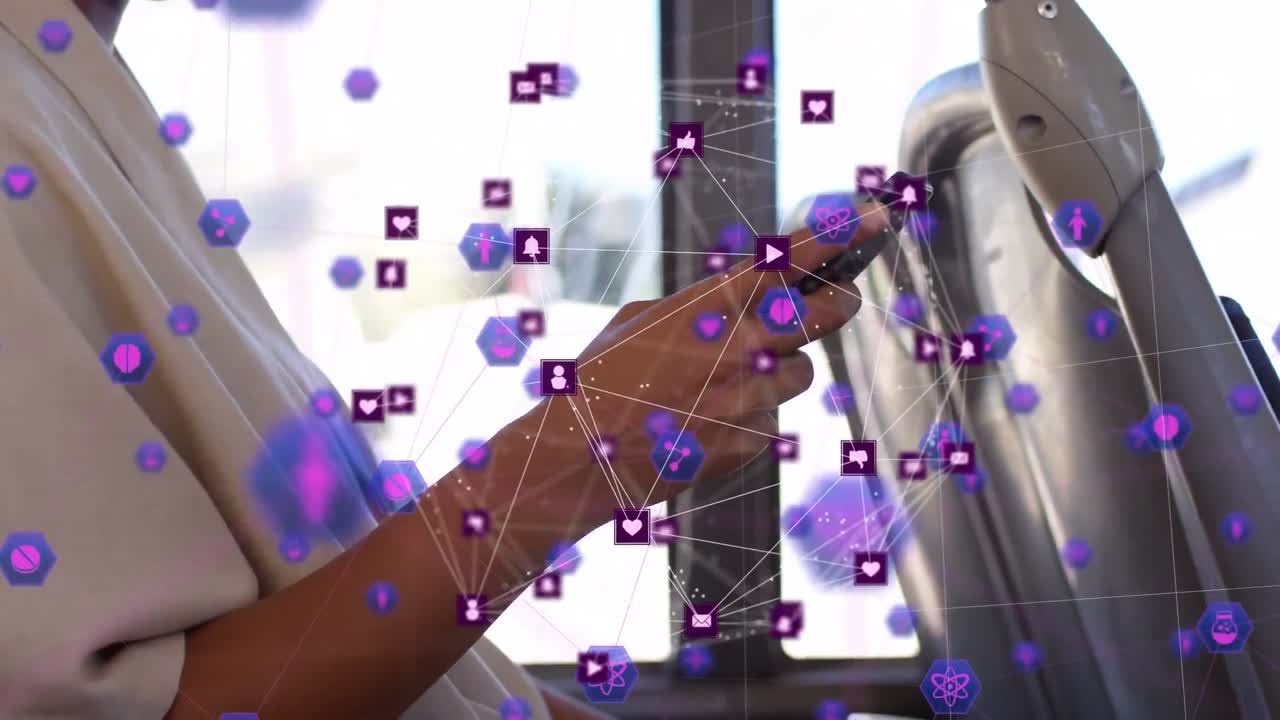 globo de iconos digitales girando contra la sección media de la mujer usando un teléfono inteligente en el autobús
