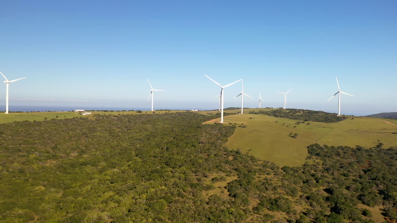 vista aérea de molinos de viento al lado del océano en sudáfrica