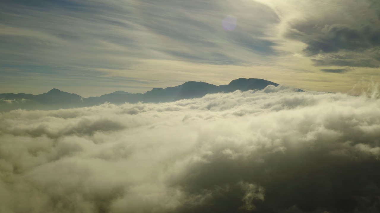 웅장한 산꼭대기가 구름을 고