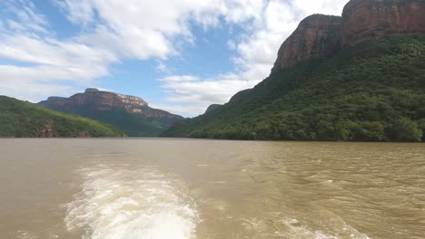 Crucero-Por-El-Río-Blyde-Canyon,-Sudáfrica,-En-Un-Cautivador-Paisaje-Montañoso