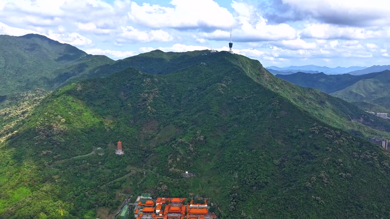 Cảnh quay trên không Trung tâm Tài chính Bình An trên biển mây ở Thâm Quyến. Toàn cảnh đường chân trời đô thị Thâm Quyến và núi Ngô Đồng nhìn từ drone. Cảnh quay trên không các tòa nhà chọc trời khu trung tâm thương mại Futian được bao quanh.
