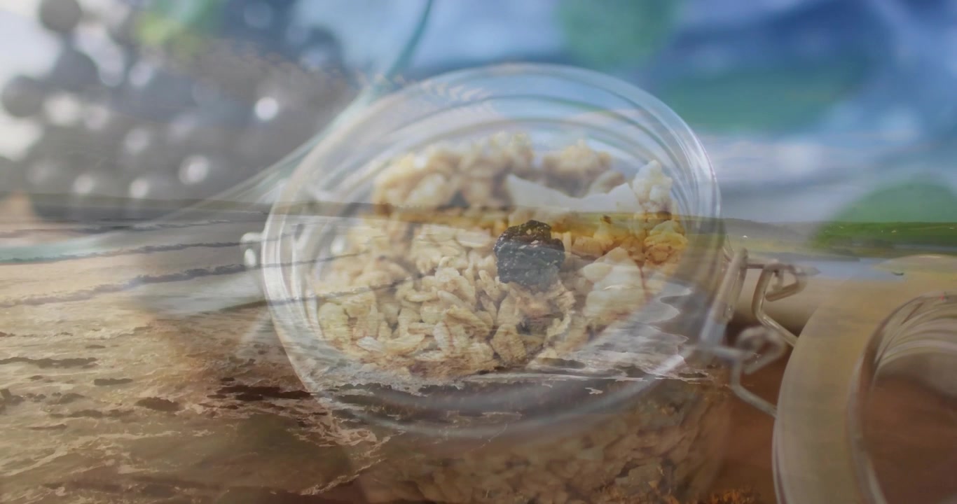 Mostrando un barattolo con chiusura metallica appoggiato sulla riva, schiuma che spazza via avena e bacche, pollice che si avvicina alla chiusura.