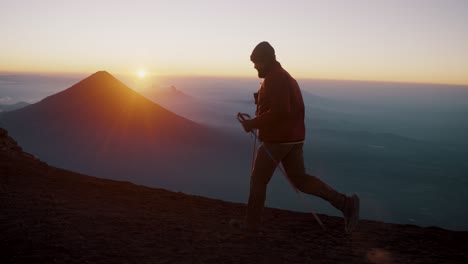 Wanderer-Läuft-Auf-Den-Bergrücken-Des-Vulkans-Acatenango-Mit-Dem-Vulkan-Agua-Im-Hintergrund-Bei-Sonnenaufgang