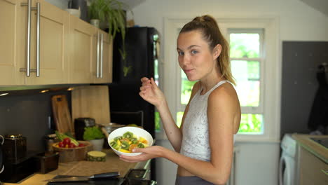 mujer joven orgullosa de la ensalada de frutas