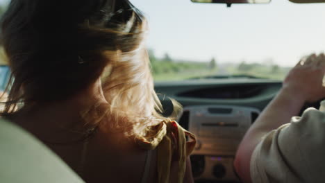 Una-Pareja-Cantando-Y-Bailando-En-El-Auto