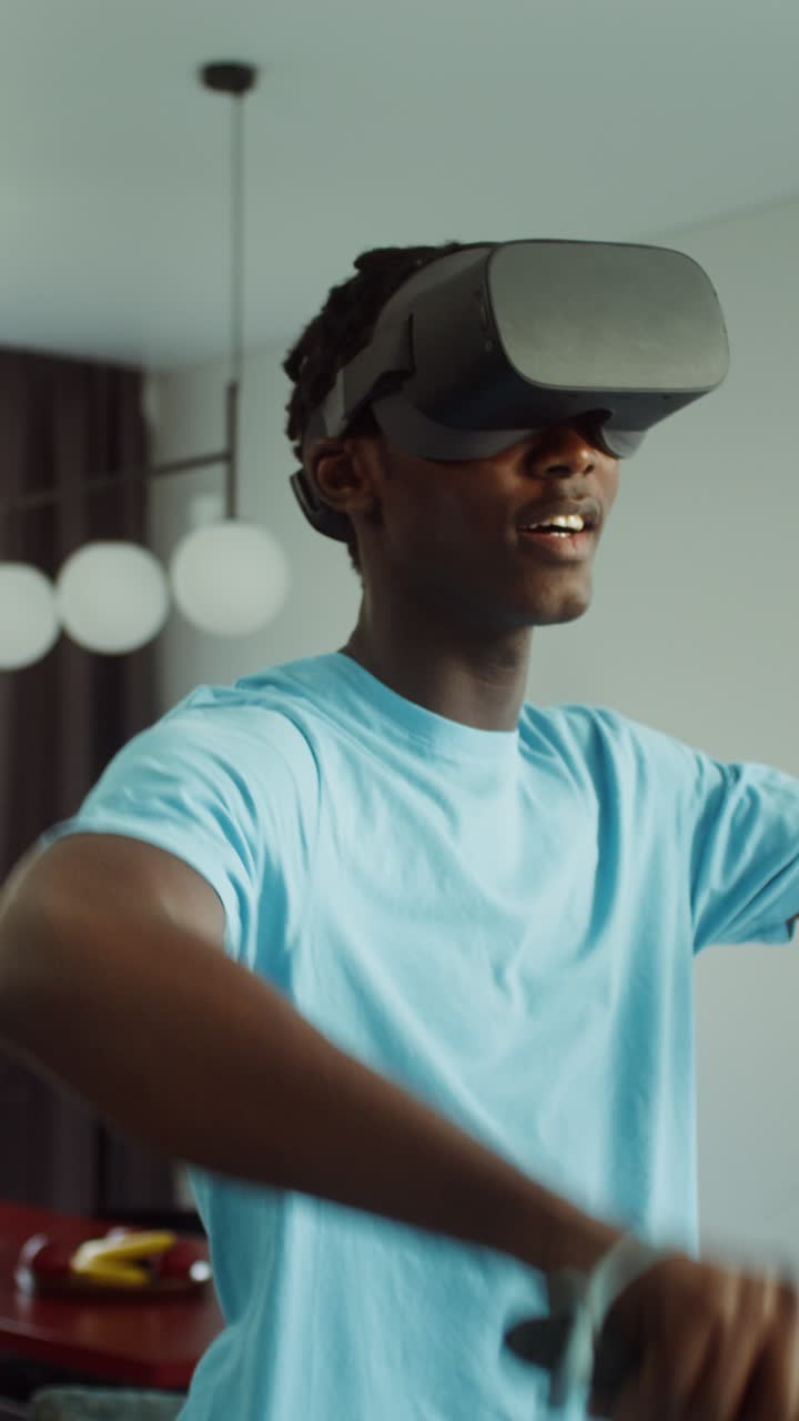 Mand bruger VR headset derhjemme