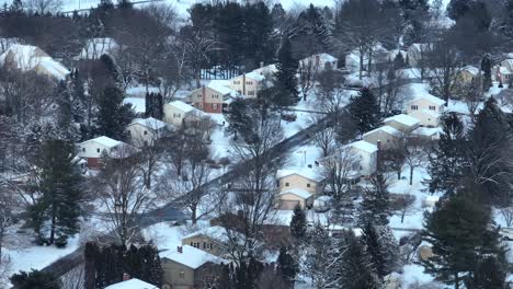 una vista aérea que muestra casas nevadas en el distrito suburbano de american town