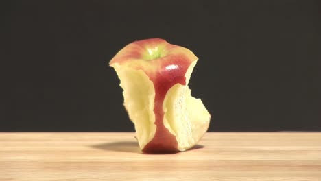 imágenes de stock de una manzana siendo comida