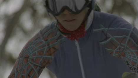 una esquiadora se pone las gafas antes de despegar por la pendiente