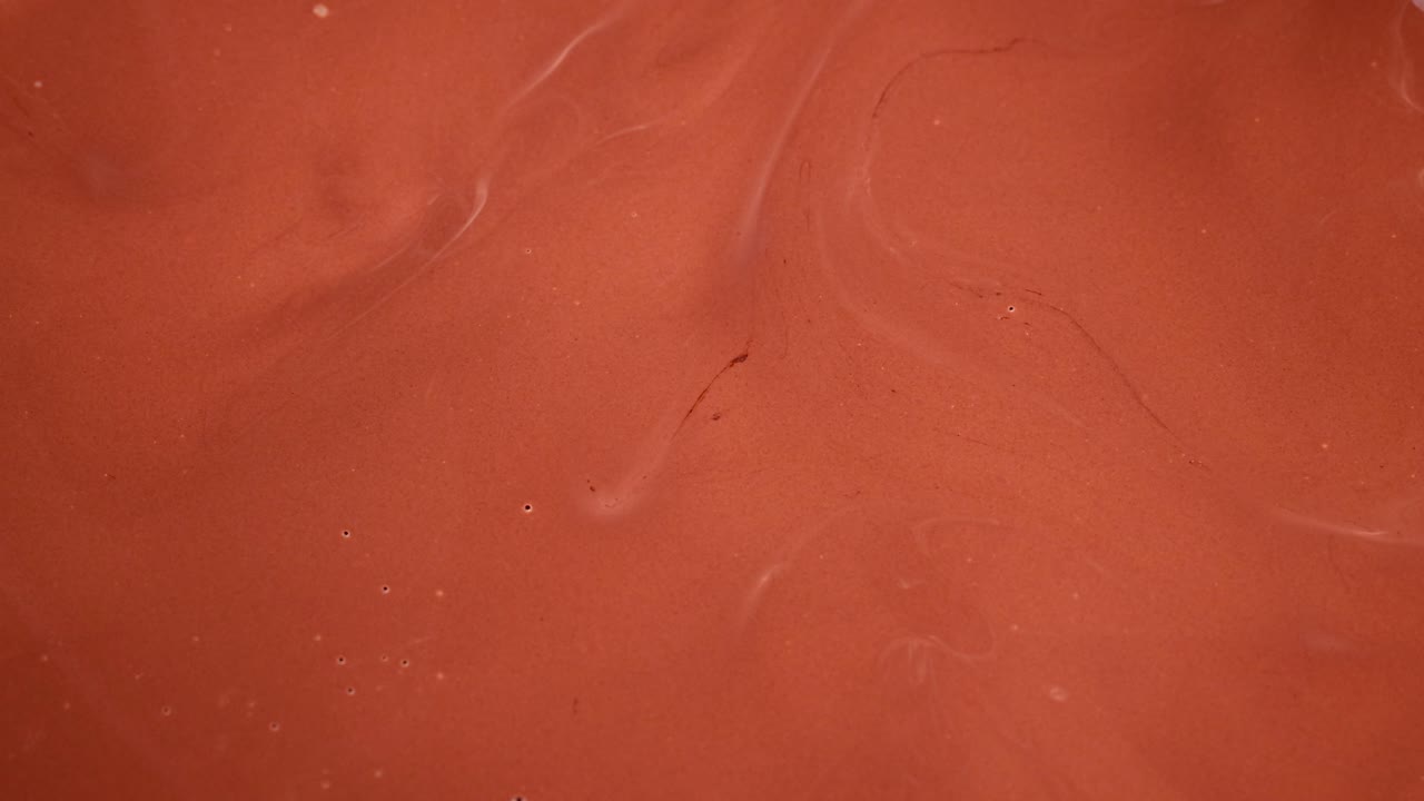 초콜릿 디스크가 부드러운 액체로 녹는 것