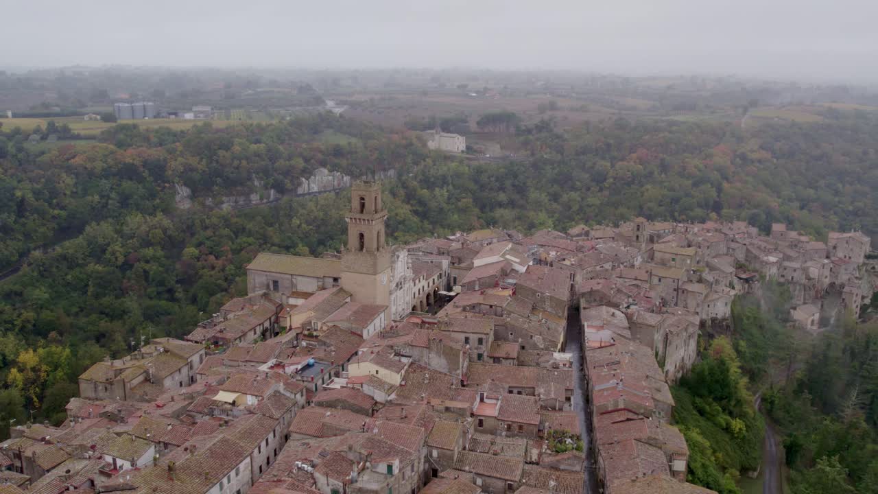 Torre, cattedrale e chiesa si ergono sulle spettacolari scogliere di Pitigliano, Italia