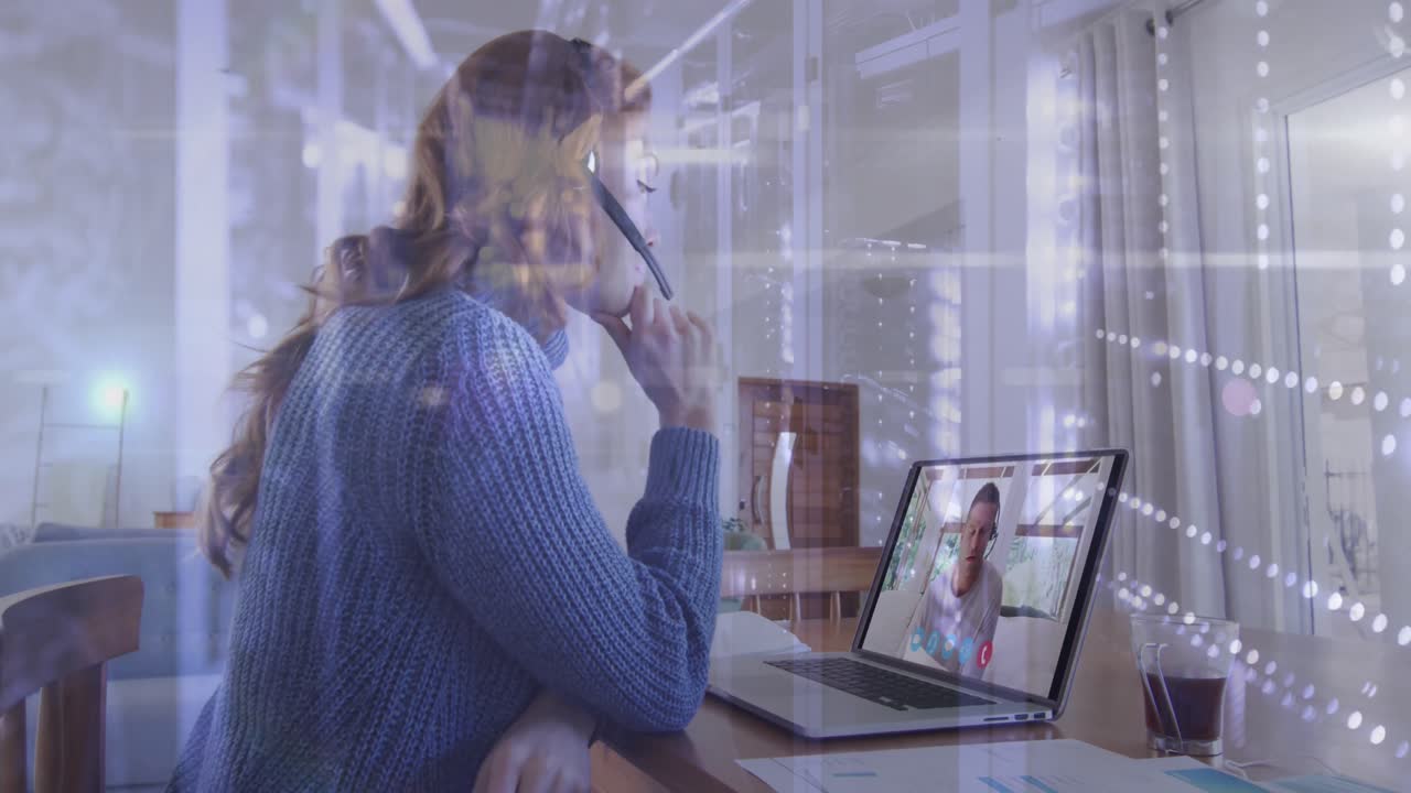 puntos de luz contra una mujer con auriculares de teléfono haciendo una videollamada en una computadora portátil