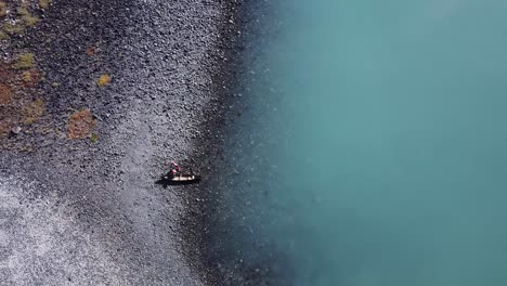 Zwei-Kajakfahrer-Bereiten-Sich-Darauf-Vor,-Aufs-Wasser-Zu-Gehen