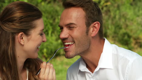 Woman-feeding-man-with-fruits