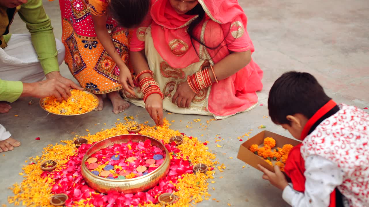 Genitori con bambini celebrano la tradizionale festa indiana del Diwali