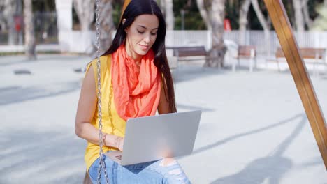 Junge-Frau-Mit-Einem-Laptop-In-Einem-Park