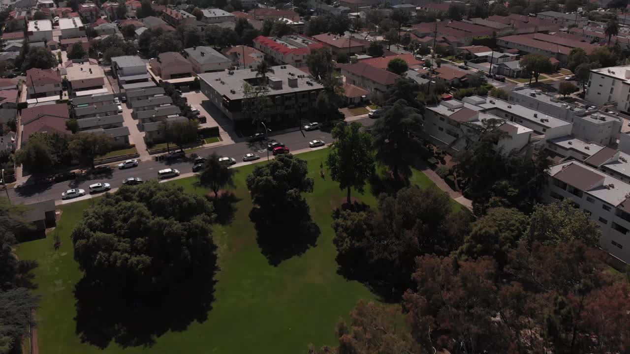 perspectiva aérea de 4k de un parque familiar amigable ubicado en alhambra, ca