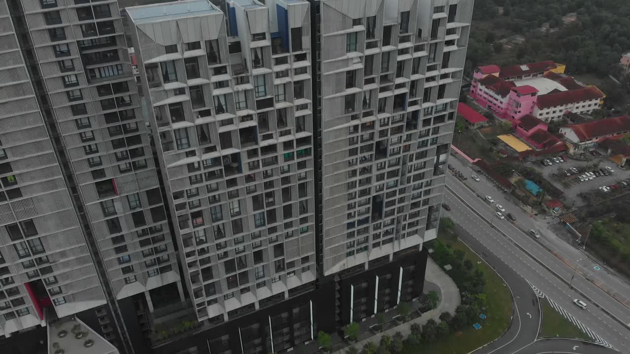 해가 뜨는 동안 쿠알라 ⁇ 푸르의 타마린드 스위트 사이버자야의 드론  ⁇ , 공중