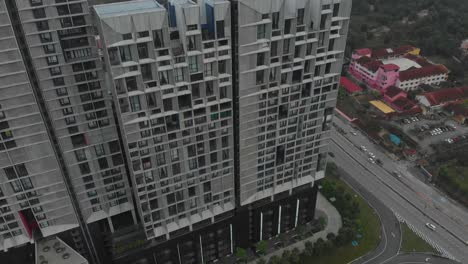 tomada de drone de las suites de tamarindo cyberjaya en kuala lumpur durante el amanecer, aérea