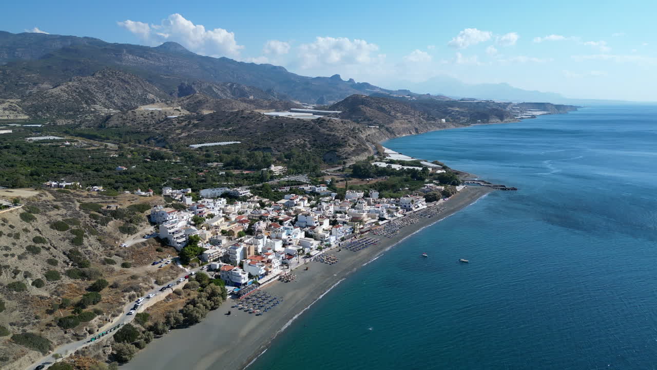 drone aerial de la playa en creta, grecia en la ciudad de mirtos