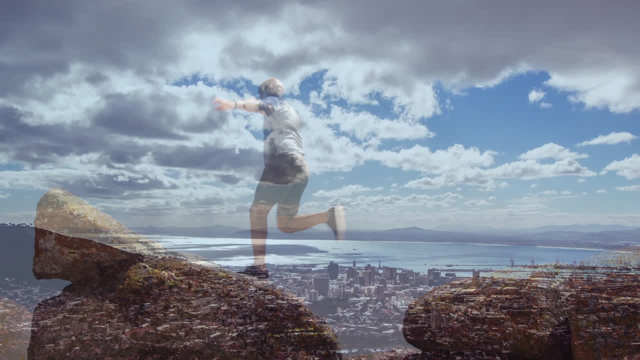 compuesto de hombres mayores corriendo y saltando en las rocas por la costa, y el cielo azul nublado sobre el mar