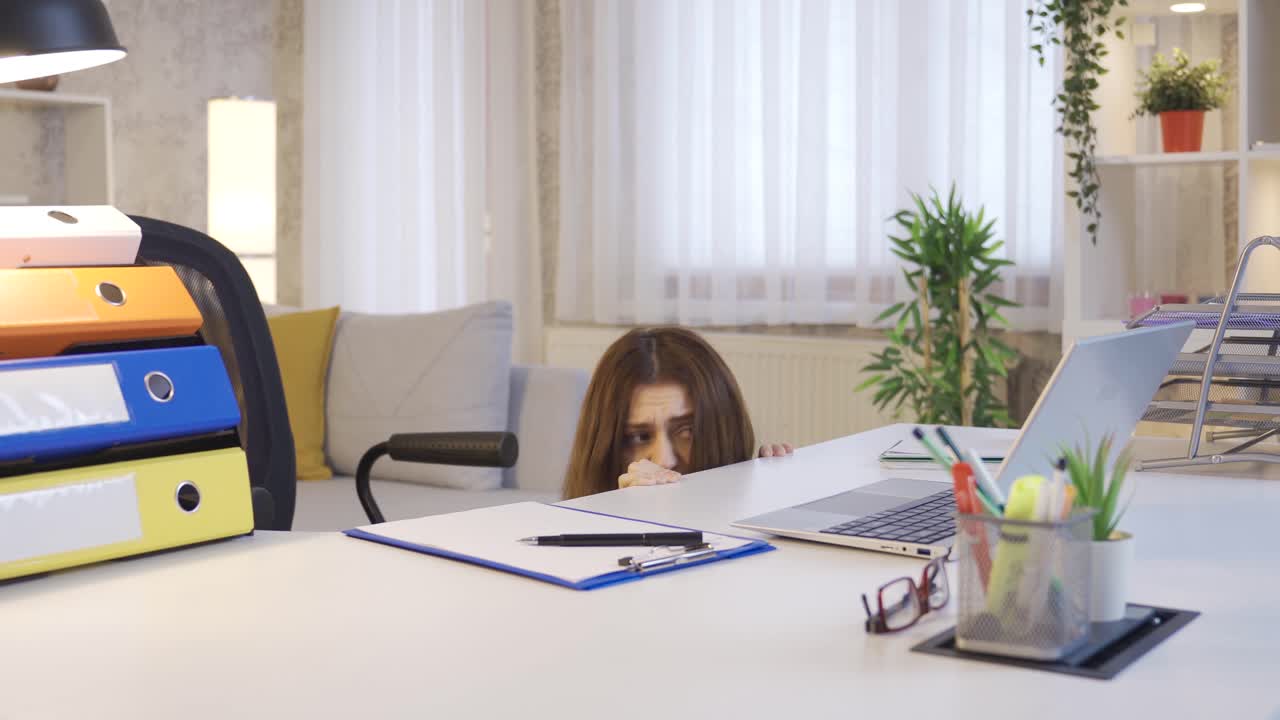 mujer joven de aspecto preocupado trabajando en una computadora portátil en la oficina de casa sintiéndose frustrada.