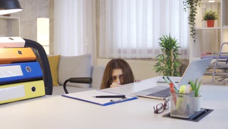 mujer joven de aspecto preocupado trabajando en una computadora portátil en la oficina de casa sintiéndose frustrada.