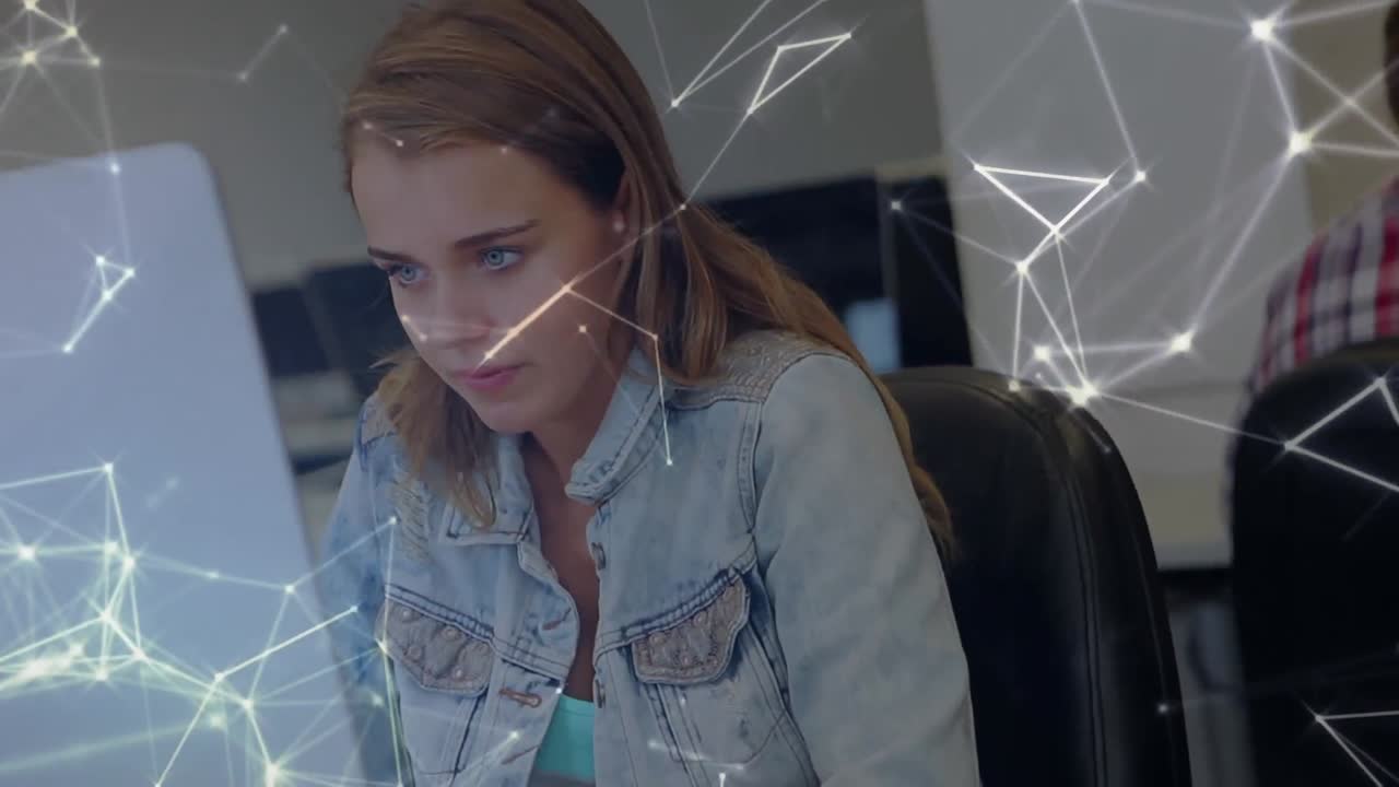 animación de la red de conexiones a través de una estudiante usando una computadora portátil desde casa