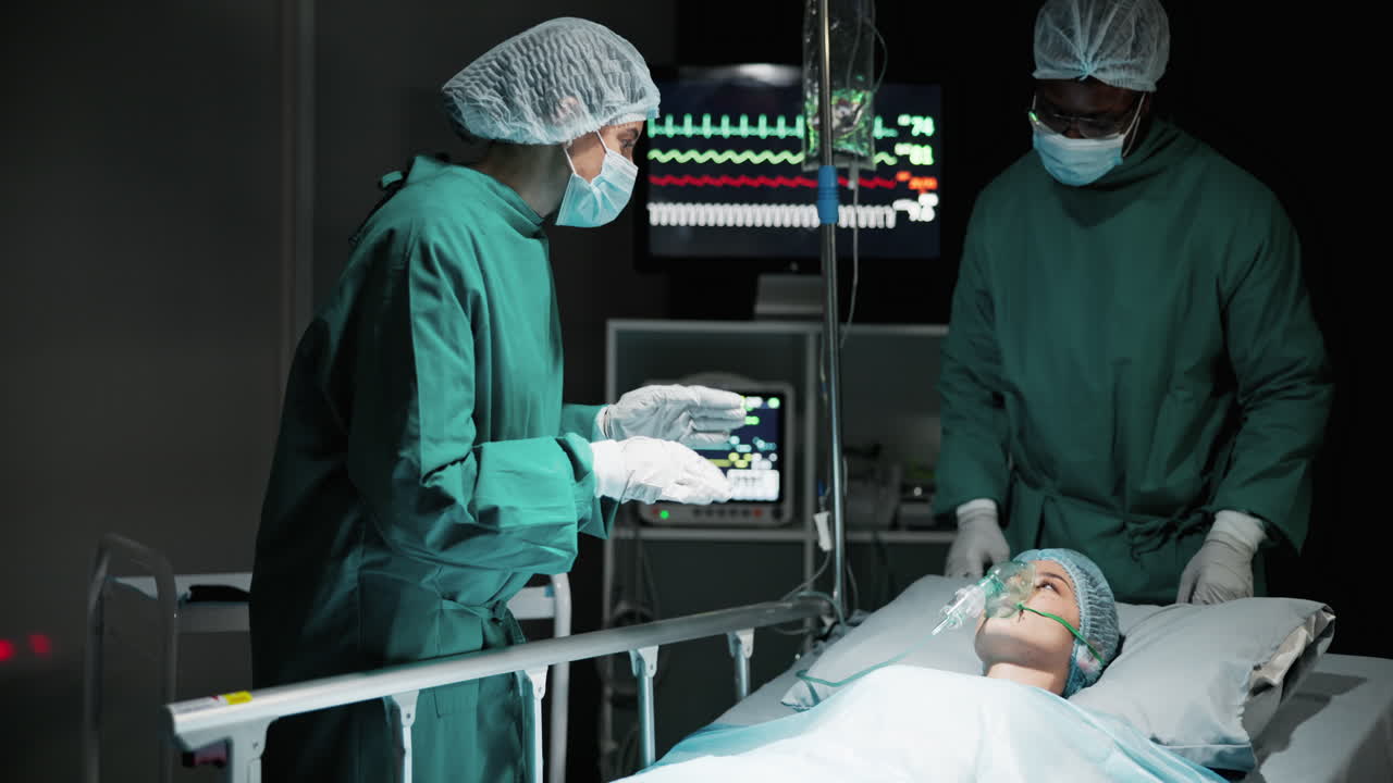 equipo quirúrgico que realiza la operación