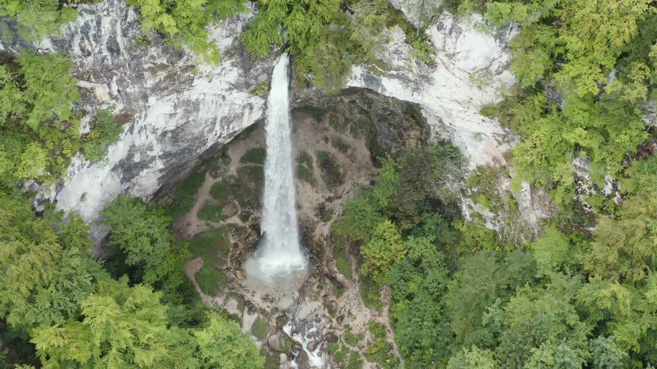 alta vista de la cascada de wildenstein en los alpes austriacos del sur sobre el arco de la montaña rocosa, tiro de muñeca de salida superior aérea