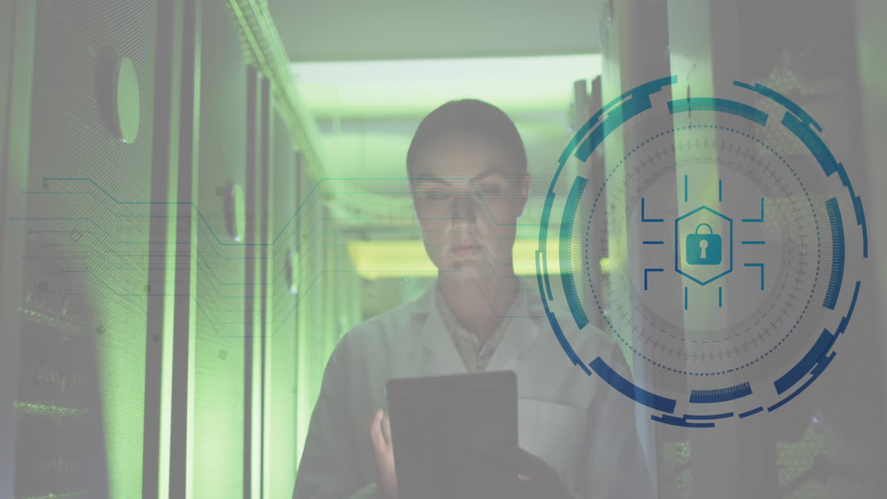 animación del icono del candado de seguridad sobre ingeniera caucásica con tableta trabajando en la sala del servidor