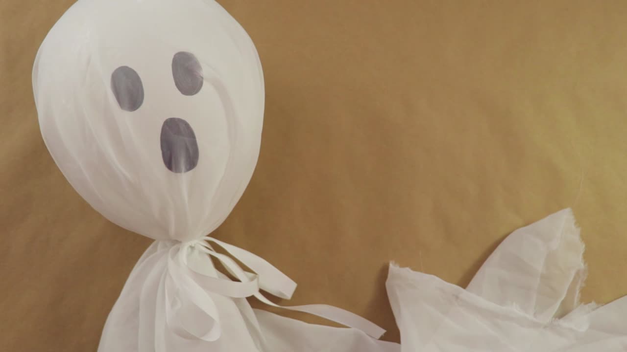 Cadılar Bayramı süsleri. Hayalet balon cadı beyaz kumaş